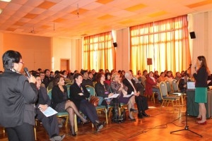 Docentes reflexionan y trabajan en una nueva plataforma para la educación de adultos en el marco de las transformaciones educativas del país.
