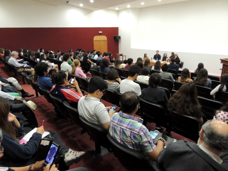 Profesional del programa participa en Café Literario por los 50 años de la Escuela de Periodismo de la UCN